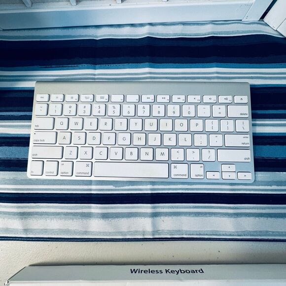 Apple Wireless Keyboard White Keys Aluminum Metal Base - Picture 9 of 12